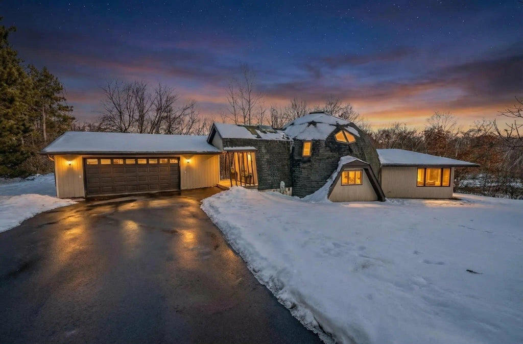 38501 Woodduck Lane, North Branch