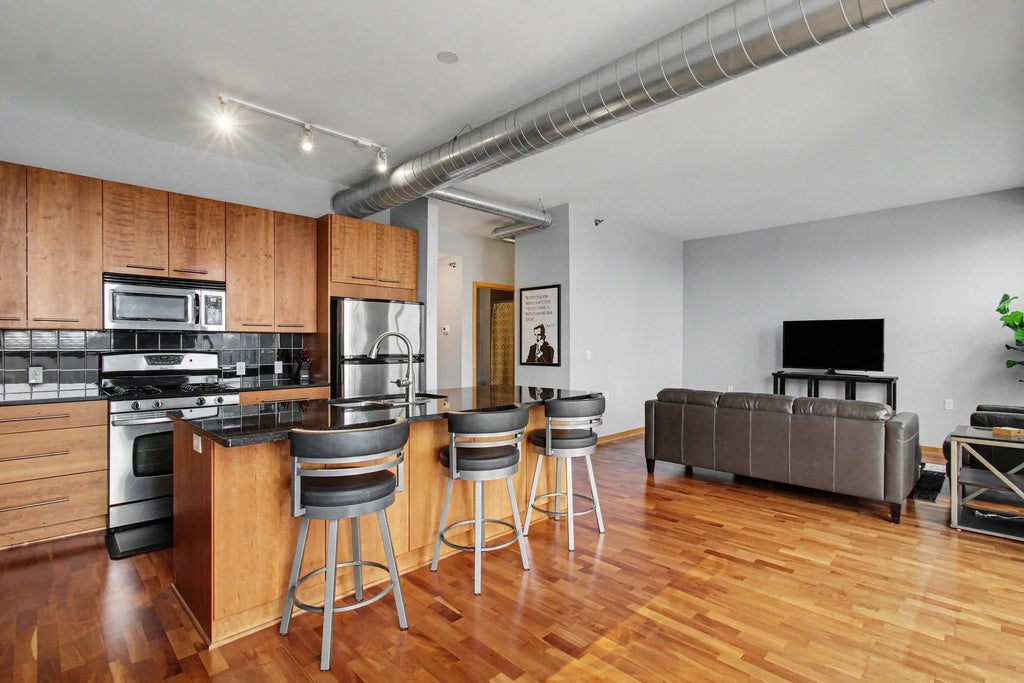 1211 Lagoon Avenue 410, Minneapolis