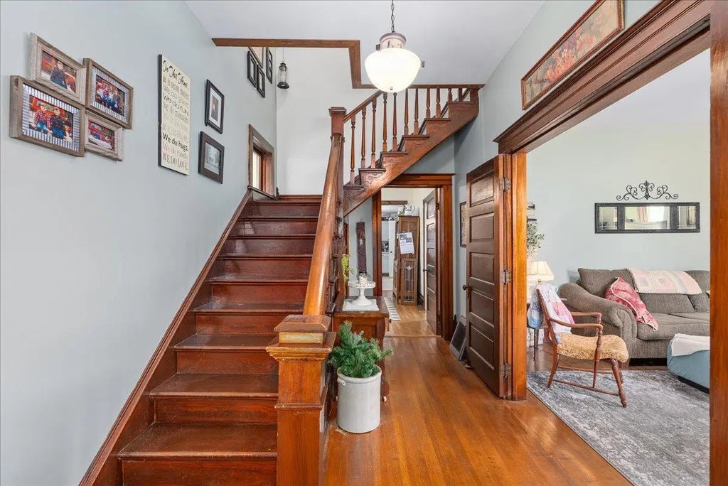 385 1st Avenue W, Clear Lake