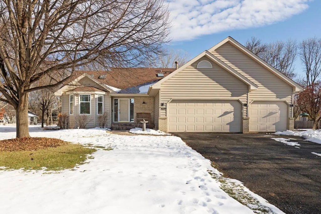 8699 Mary Jane Circle, Chanhassen