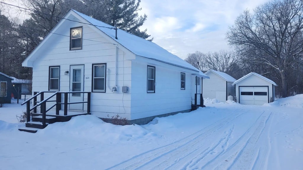 621 Norway Lake Road, Pine River