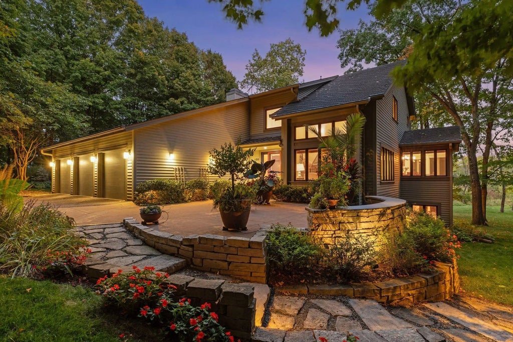 100 Black Oaks Lane N, Plymouth