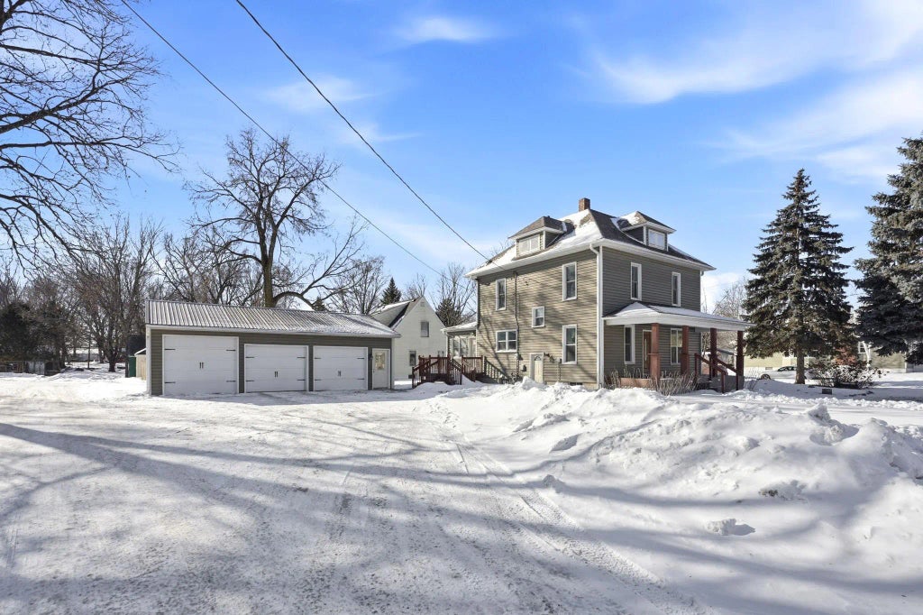 410 Division Street E, Maple Lake