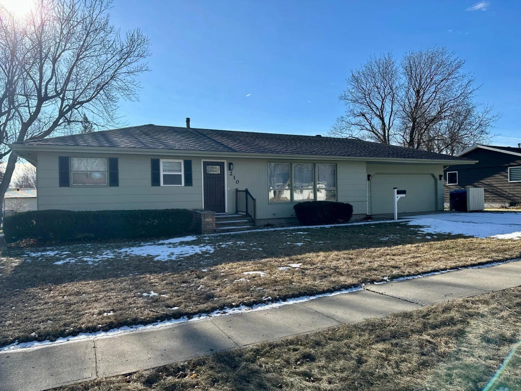 210 E Oakland Avenue, Luverne