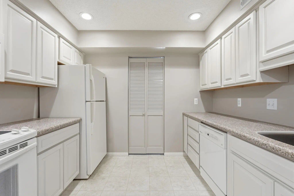 2670 Oxford Street N 202, Roseville