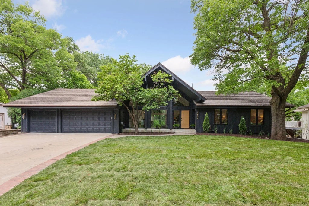6608 Pawnee Road, Edina