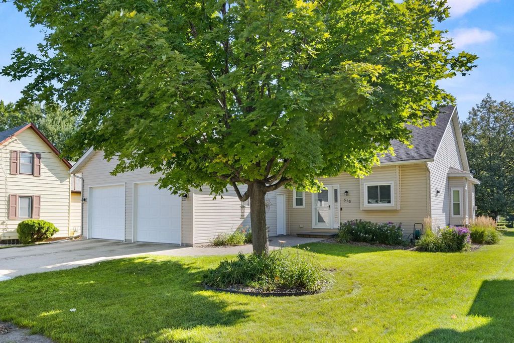 316 Lake Avenue N, Silver Lake
