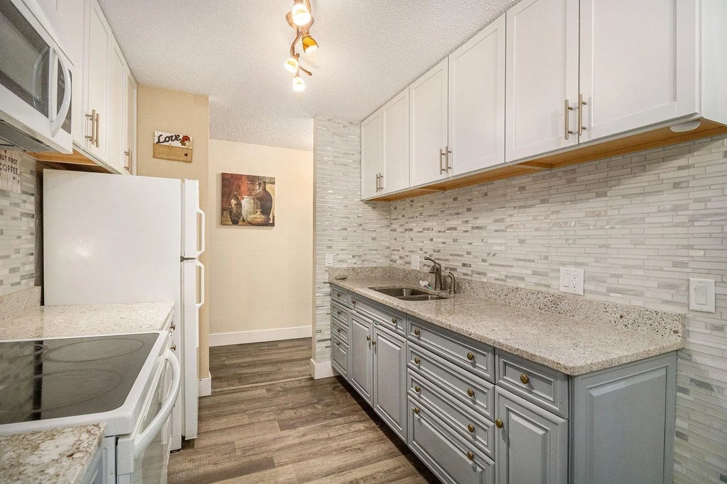 4001 Heritage Hills Drive 304, Bloomington