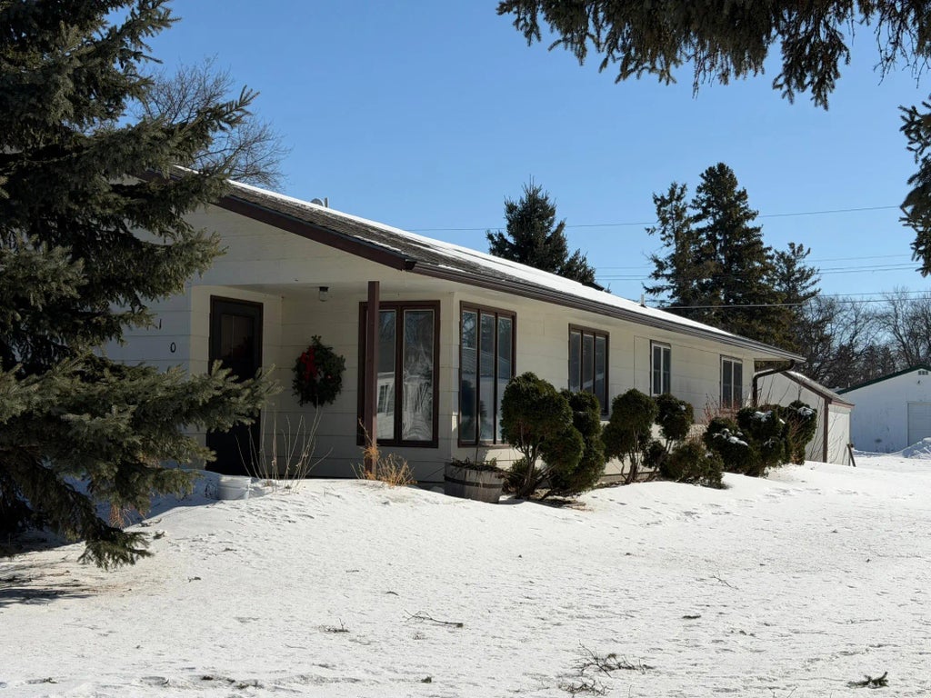 910 2nd Street Ne, Roseau