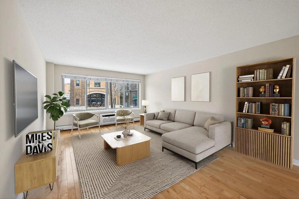 2727 W 43rd Street 201, Minneapolis