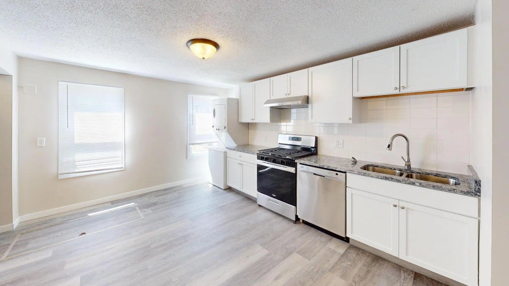 594 Charles Avenue, Saint Paul