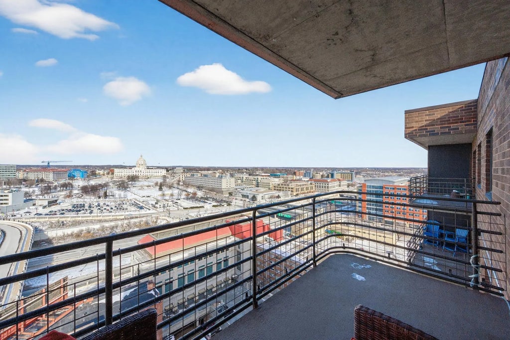 26 10th Street W 2004, Saint Paul