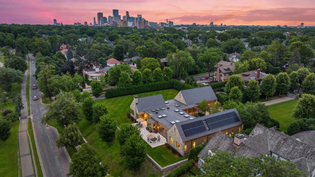 2505 E Lake Of The Isles Parkway, Minneapolis