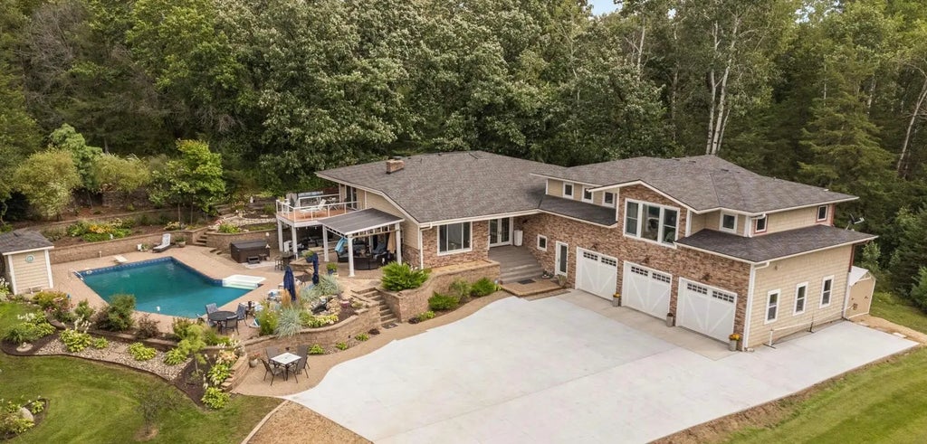 217 Cedar Drive W, Hudson