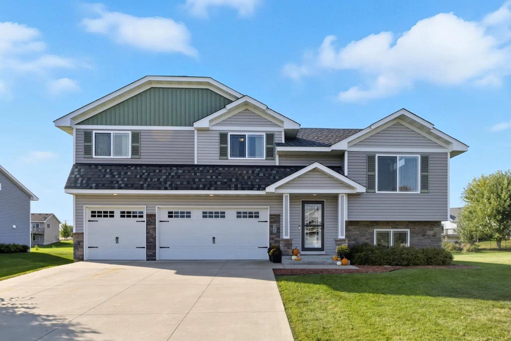 921 Cedar Avenue N, Maple Lake