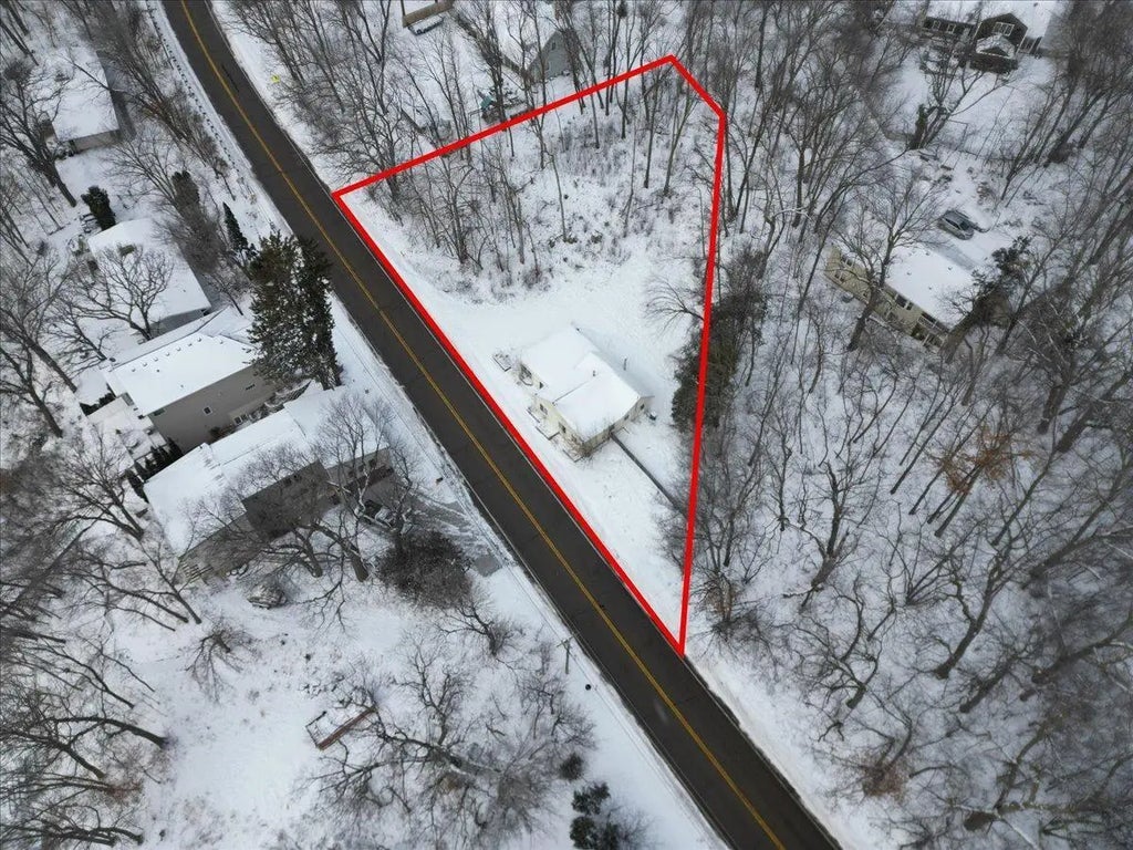 4736 N Shore Drive, Mound