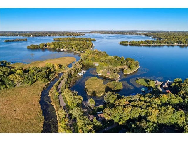 4720 Lagoon Drive, Shorewood