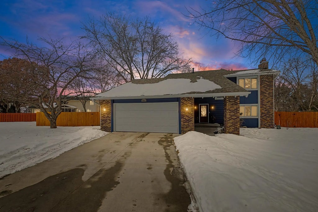 8046 Erie Spur, Chanhassen