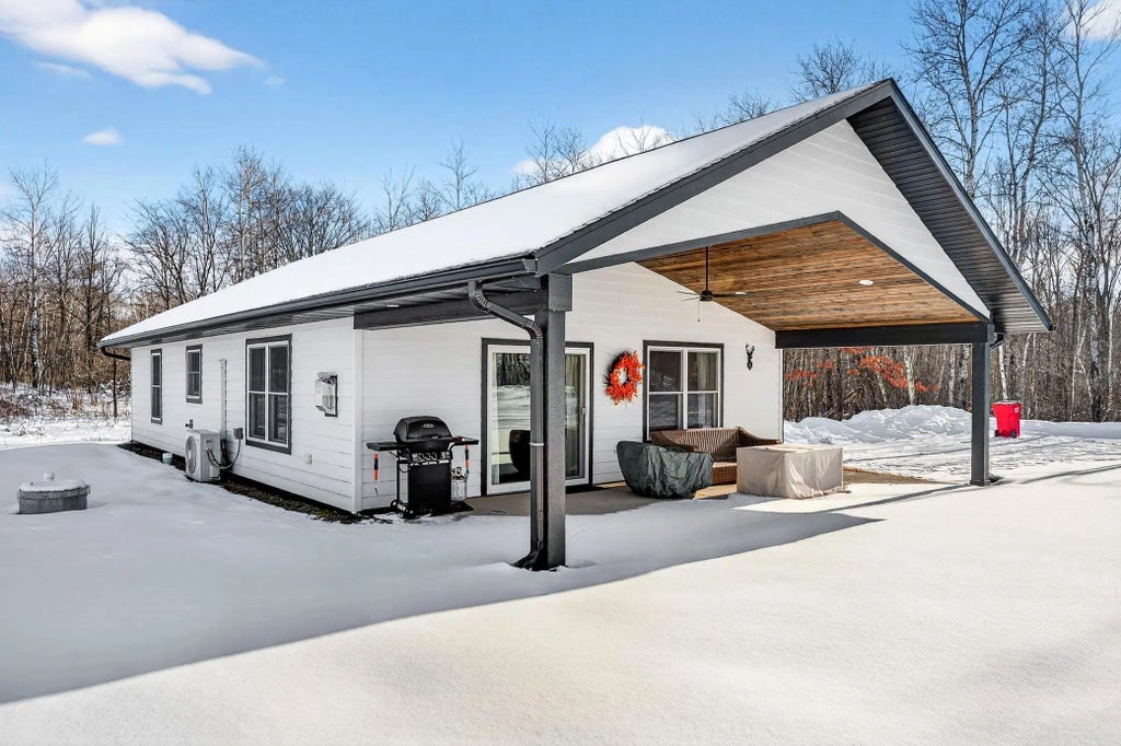 2855 28 11/16 Street, Birchwood