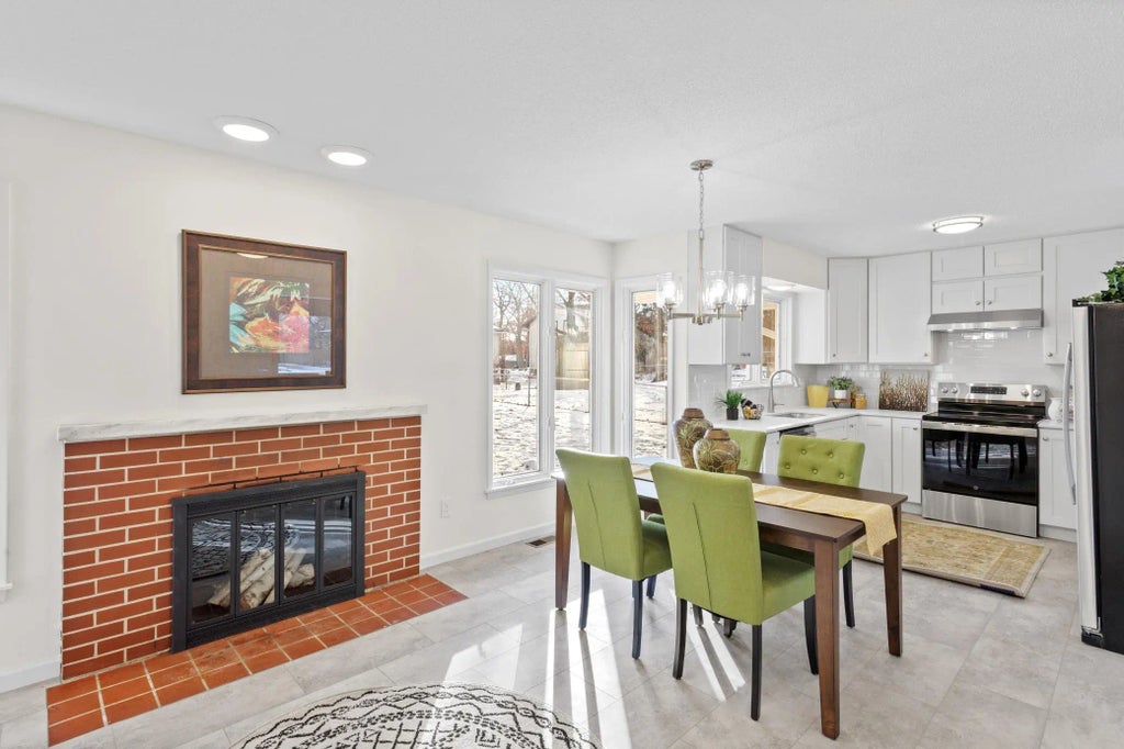 5547 Regis Trail Ne, Fridley