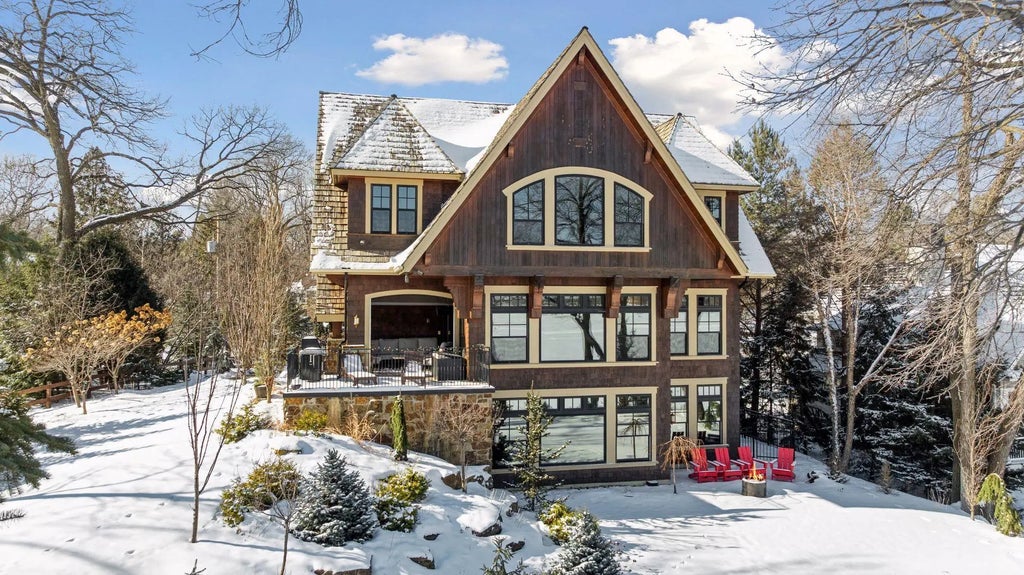 1300 Spruce Place, Orono