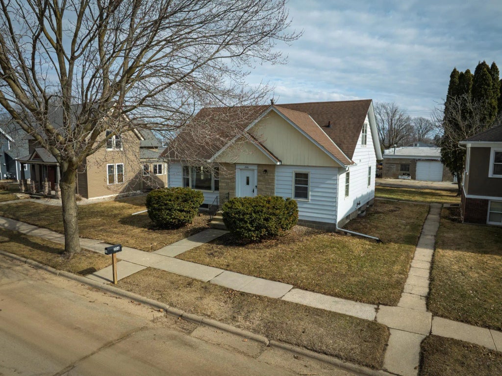 206 Maple Street N, Mabel