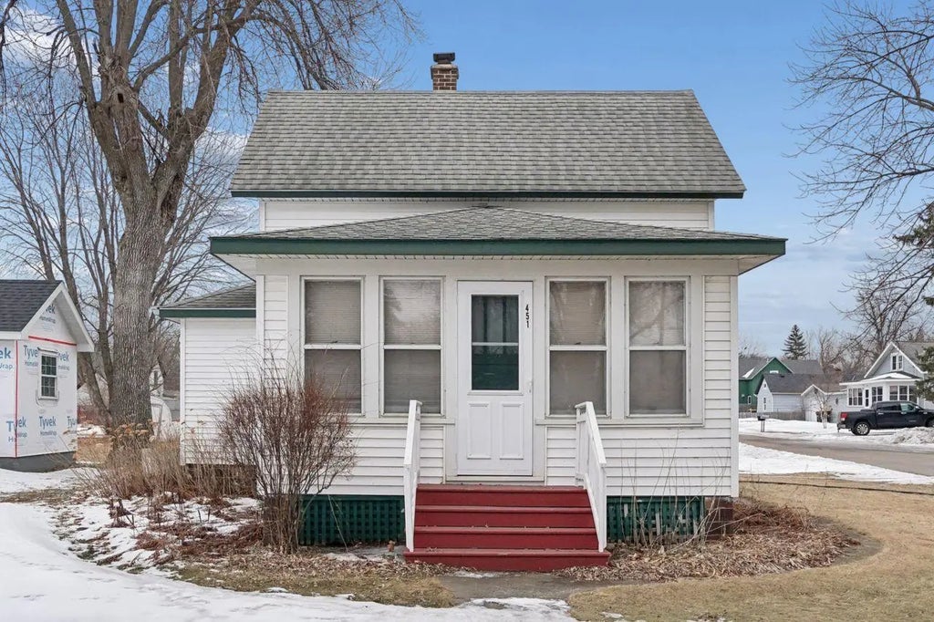 451 2nd Street E, Hector