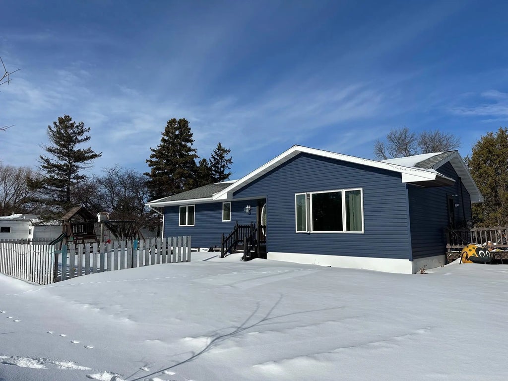 913 Center Street E, Roseau