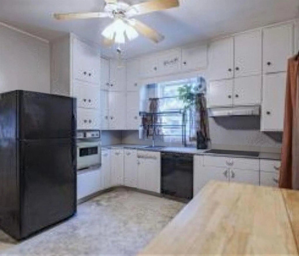 213 Baker Street N, Deer Creek