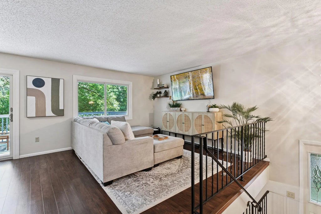 1042 Pontiac Lane, Chanhassen