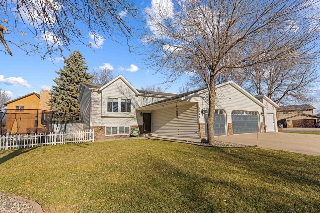 2918 Village Green Drive, Moorhead