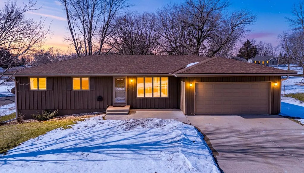 317 2nd Avenue Nw, Lonsdale