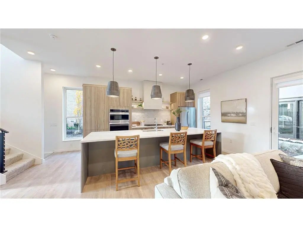 2 West Drive, Excelsior