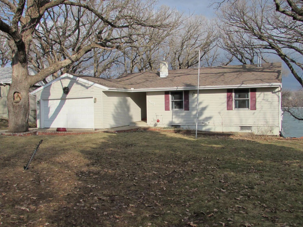 403 W Amber Lake Drive, Fairmont