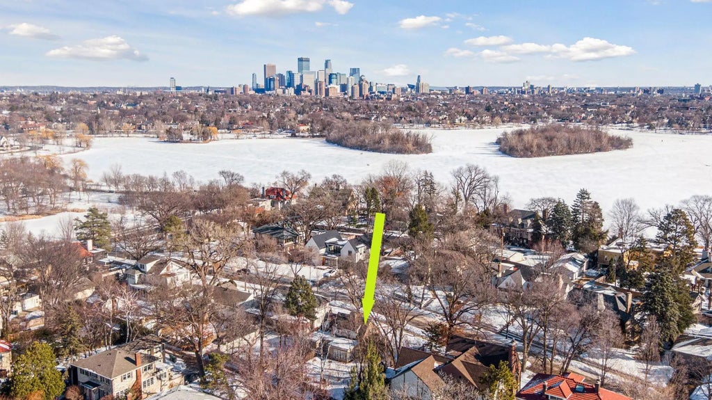 2740 Thomas Avenue S, Minneapolis