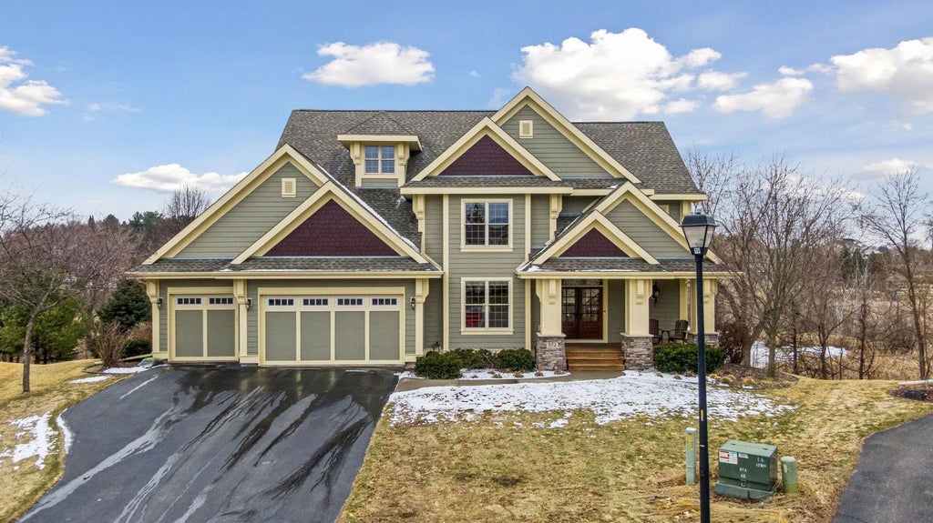 572 Spruce Circle, Eagan