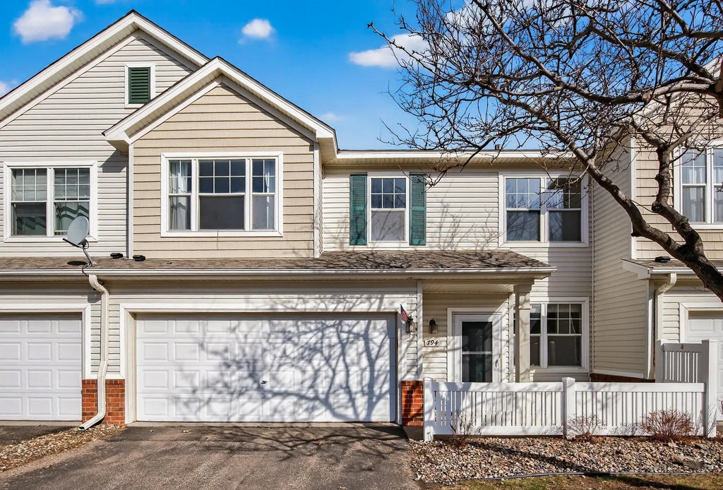 794 Cobblestone Way, Shakopee