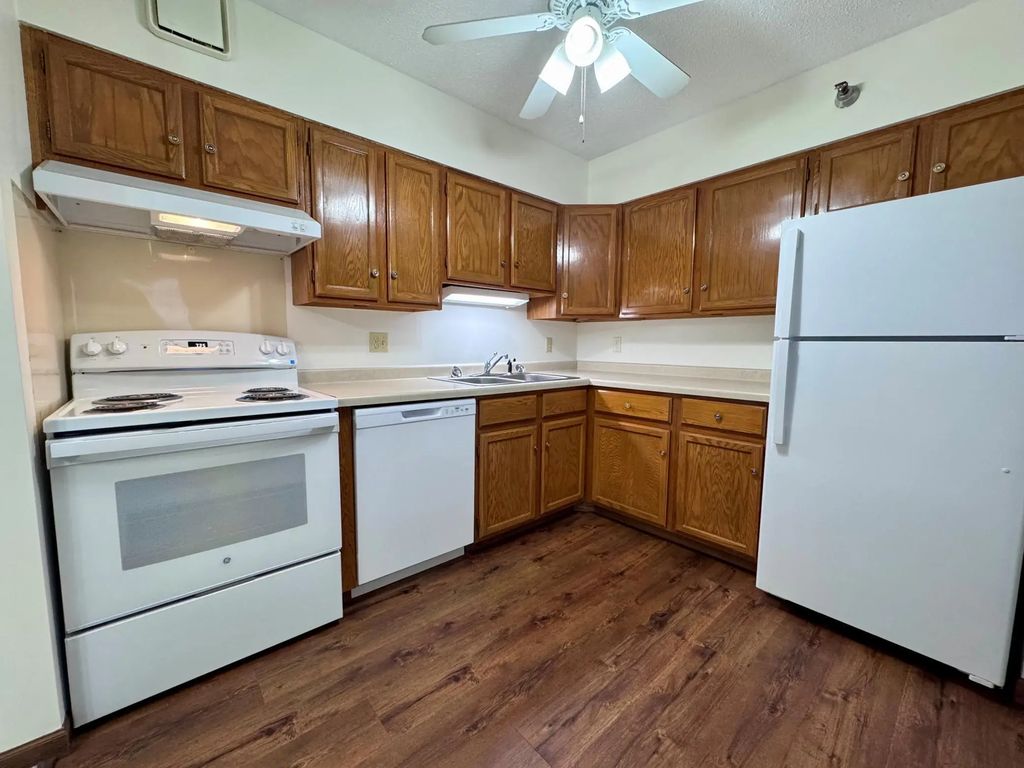 7600 Golden Valley Road 502, Golden Valley