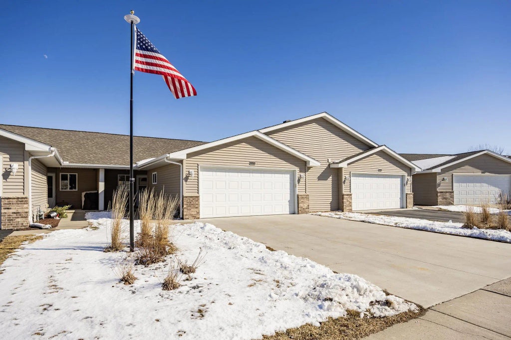609 Danielson Court, Maple Lake