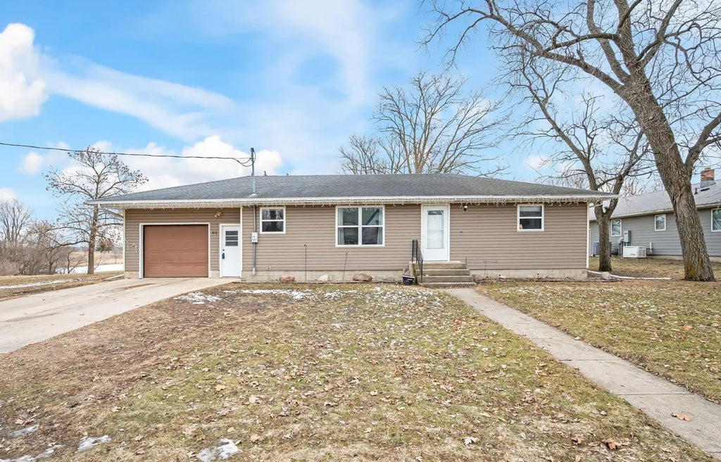 812 Main Street N, Minnesota Lake