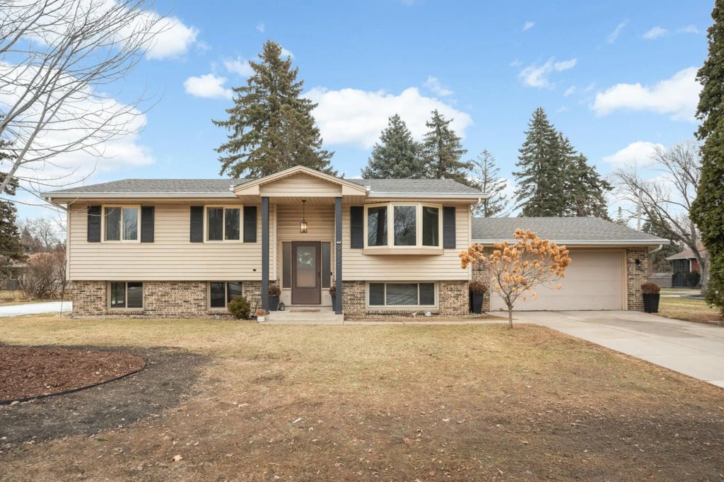 9821 Xerxes Avenue S, Bloomington