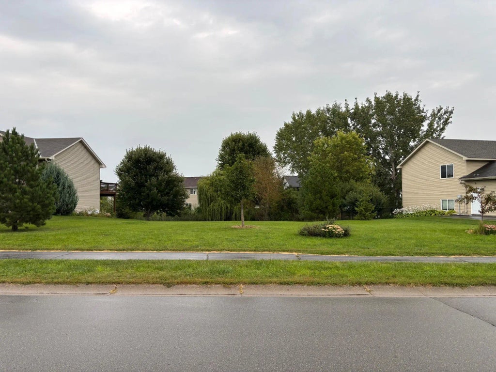 1518 Hidden Trail, Mayer