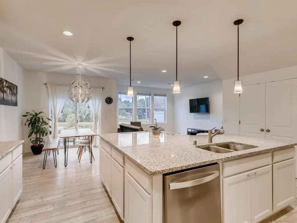 718 Maggie Way, Chanhassen