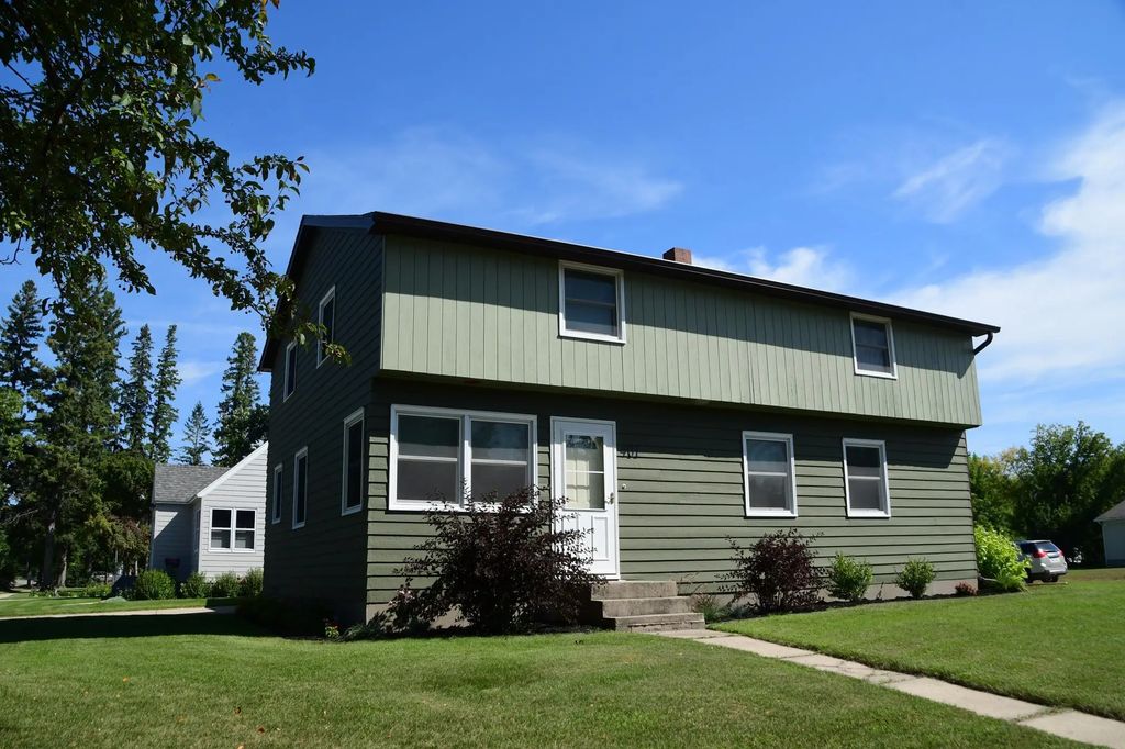 401 Center Street E, Roseau