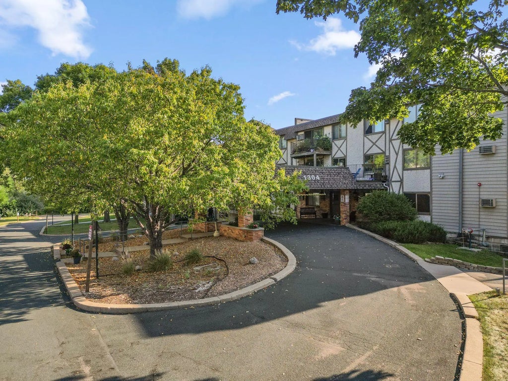 1304 W Medicine Lake Drive 323, Plymouth