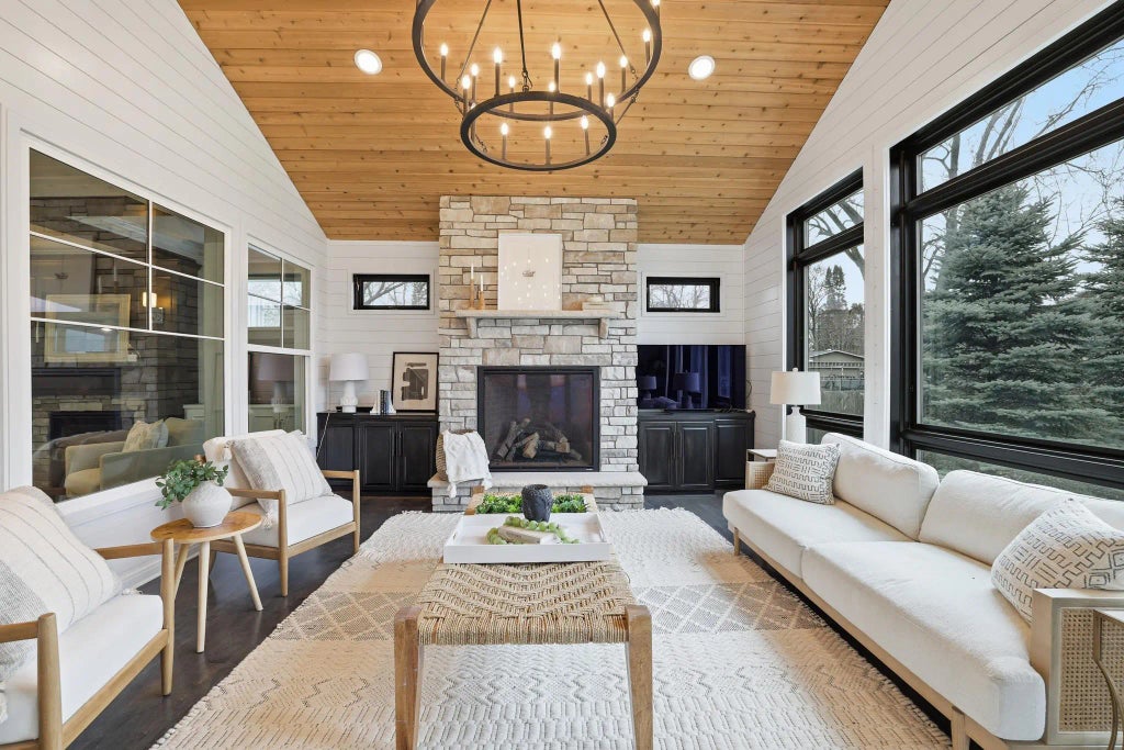 635 Niagara Lane N, Plymouth