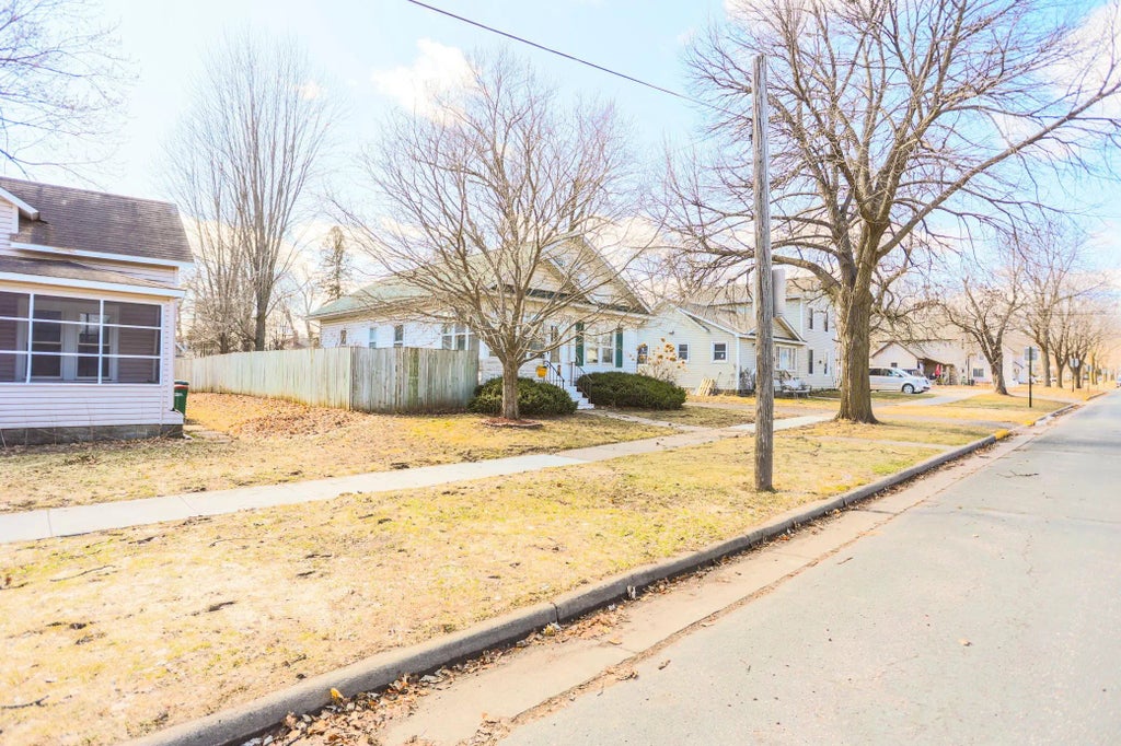 522 E Walnut Street, River Falls