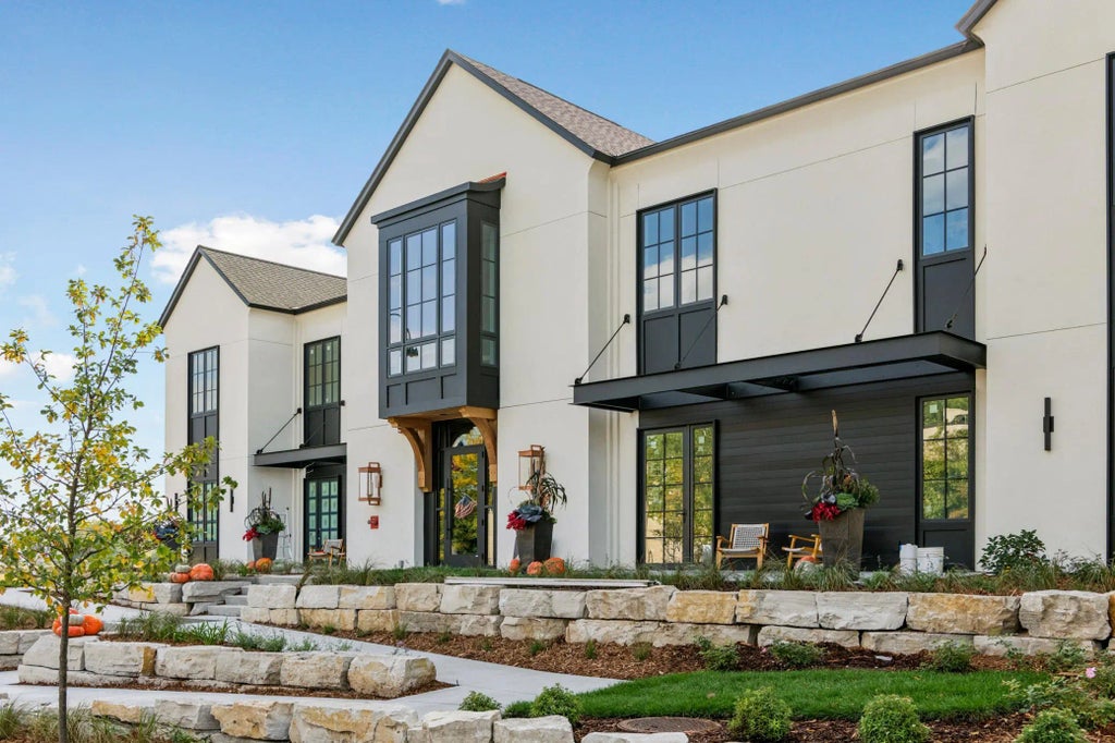 2408 Commerce Boulevard 201, Mound