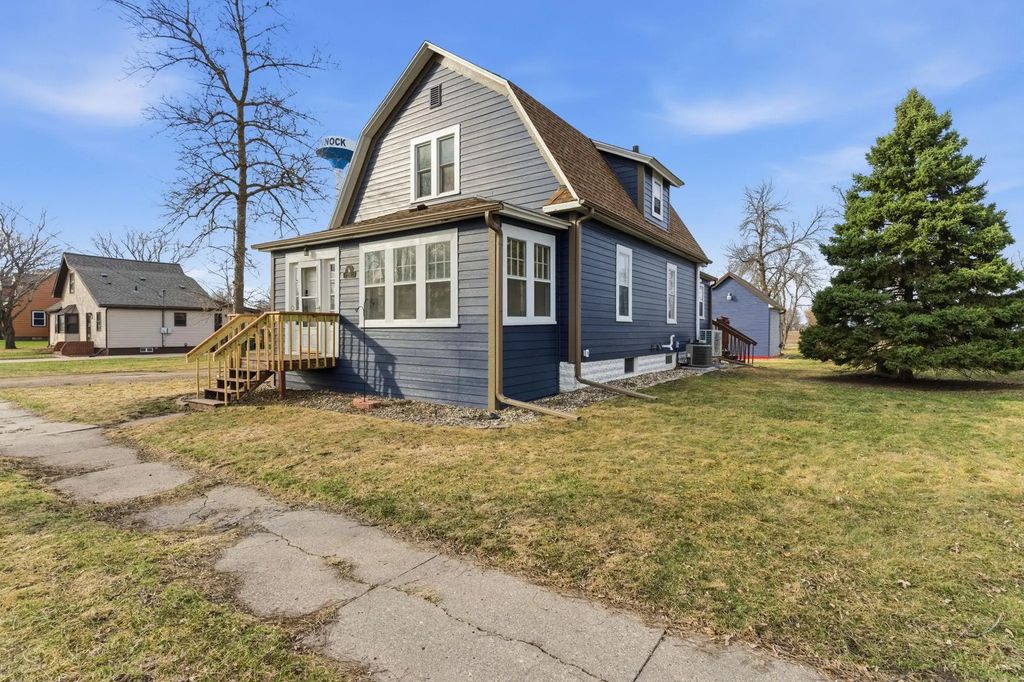201 Dakota Avenue Ne, Pennock