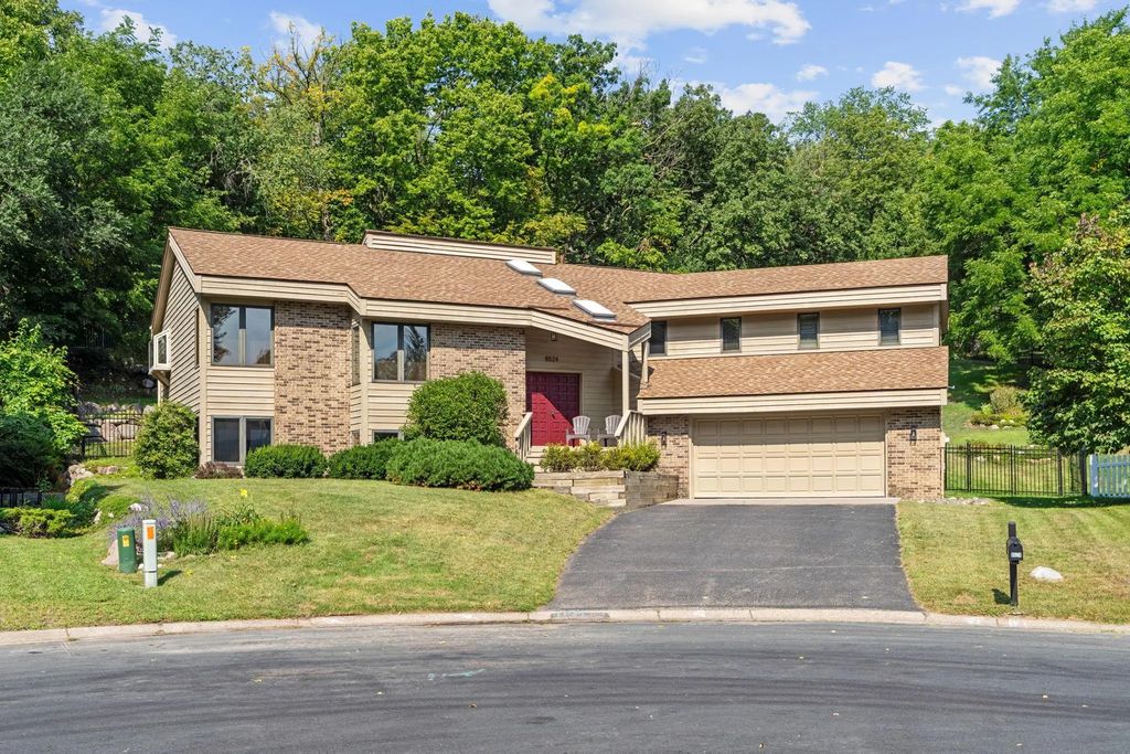 8524 Park Knoll Circle, Bloomington